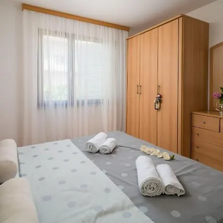 With Parking Space Stanici, - 2819 *